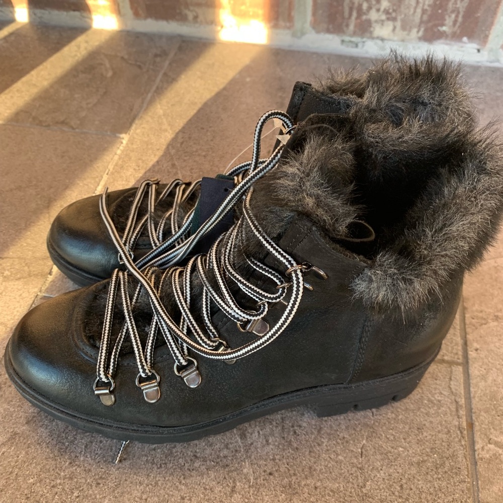 Genuine leather and real fur size 7 NWT